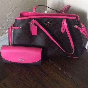 Coach drawstring carryall with matching wallet ❤️
